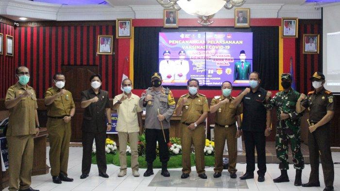 Foto bersama Bupati Sanggau Paolus Hadi, S.Ip, M.Si, Wakil Bupati Sanggau Drs. Yohanes Ontot, M.Si, Ketua DPRD Sanggau Jumadi, S.Sos, Sekda Sanggau Ir. Kukuh Triyatmaka, MM, Kapolres Sanggau AKBP Raymond M. Masengi, S.IK, MH, Dandim 1204/Sanggau, Letkol Inf. Affiansyah, SP, Ketua Pengadilan Negeri Sanggau Cipto Hosari Parsaoran Nababan, SH, MH, Pangeran Ratu Surya Negara Sanggau Drs. H. Gusti Arman, M.Si, Forkopimda Sanggau, Kepala OPD Sanggau, Ketua Ormas Sanggau, Dinas Kesehatan Kabupaten Sanggau, Tim Medis DiRSUD MTh Djaman Sanggau dan Puskesmas.