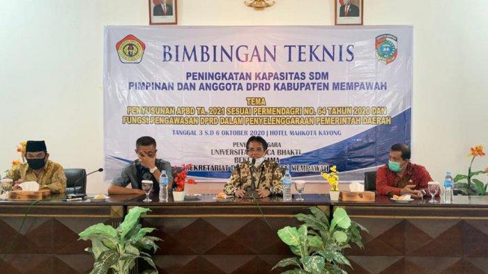 Universitas Panca Bhakti (UPB) Pontianak menggelar Bimbingan Teknis (Bimtek) bersama DPRD Kabupaten Mempawah, di Mahkota Kayong, Minggu 4 Oktober 2020.