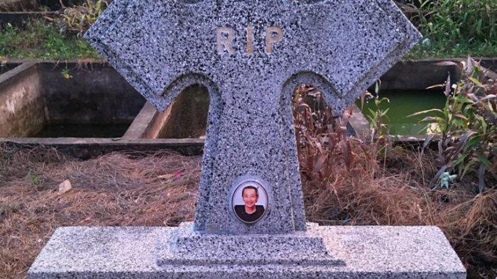 MAKAM - Br Stephanus Paiman OFM Cap menunjukkan makam RP Petrus Rostandy OFM Cap di Pemakaman Katolik St Yusuf, Sungai Raya. Br Steph memastikan bahwa saat meninggal RP Petrus Rostandy OFM Cap masih sebagai biarawan Kapusin.