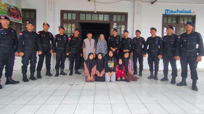 Satbrimob Polda Kalbar laksanakan kegiatan Jumat Berkah di satu panti asuhan yang berada di Kota Pontianak, Jumat 24 Juni 2022.
