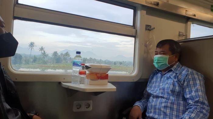 Bupati Garut Rudy Gunawan saat berada di dalam gerbong kereta ekonomi dalam uji coba dari Stasiun Garut ke Stasiun Senen Jakarta, Minggu (20/2/2022).
