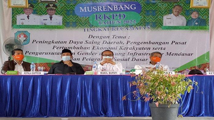 Bupati Kubu Raya saat membuka pelaksanaan Musyawarah Perencanaan Pembangunan (Musrenbang) Rencana Kerja Pemerintah Daerah (RKPD) tingkat Kecamatan Tahun 2022 khususnya di Kecamatan Terentang, pada Rabu 3 Februari 2021.