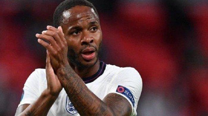 Pemain depan Inggris Raheem Sterling bertepuk tangan saat ia ditarik keluar selama pertandingan sepak bola Grup D UEFA EURO 2020 antara Republik Ceko dan Inggris di Stadion Wembley di London pada 22 Juni 2021. Sterling absen di 8 Besar Piala Dunia 2022 Qatar