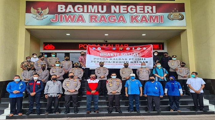 Dalam rangka Hari Buruh yang selalu diperingati setiap 1 Mei, Polda Kalimantan Barat melakukan bhkati sosial. Baksos tersebut dilakukan dengan menyalurkan bantuan sebanyak 7 Ton beras, Jumat 30 April 2021.