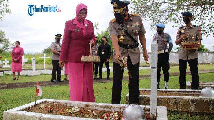 Kapolda Kalbar Irjen Pol Suryanbodo Asmoro bersama istri Ziarah dan Tabur Bunga di Taman Makam Pahlawan Dharma Patria Jaya, Rabu 29 Juni 2022.