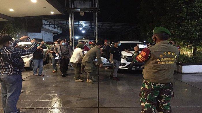 Petugas Gabungan dari Satpol PP Kota Pontianak, Personel Polisi dan TNI saat mengevakuasi YG (38) Perempuan yang nekat terjun dari lantai empat untuk menghindari razia dari petugas pada Jumat, 26 Desember 2020 dini hari.