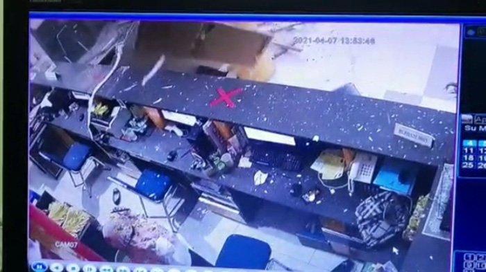 Tangkapan layar rekaman CCTV ambruknya Plafon ruang lobi dan pelayanan publik di Gedung Perpustakaan dan Kearsipan (Perpussip) Kabupaten Mempawah, Rabu 7 April 2021, sekitar pukul 11.55 WIB.