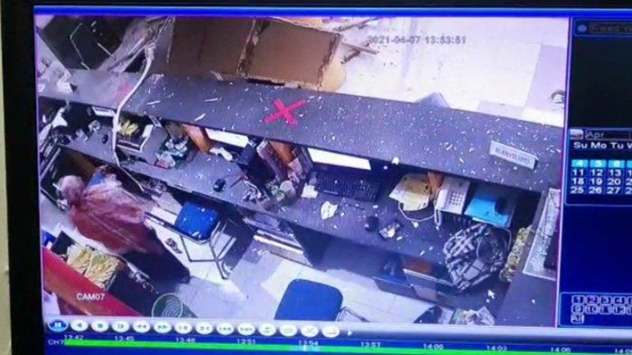 Tangkapan layar rekaman CCTV ambruknya Plafon ruang lobi dan pelayanan publik di Gedung Perpustakaan dan Kearsipan (Perpussip) Kabupaten Mempawah, Rabu 7 April 2021, sekitar pukul 11.55 WIB.