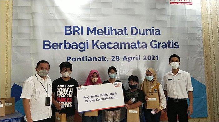 Pemberian kacamata kepada 30 pelajar di Kota Pontianak dalam program BRI Melihat Dunia di BKMM Pontianak, Rabu 28 April 2021.