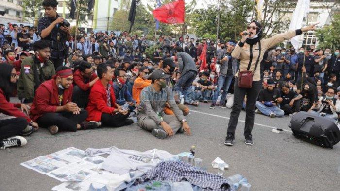 Aksi lanjutan sejumlah mahasiswa yang kembali menuntut dicabutnya Undang-undang Omnibus Law, di depan Kantor DPRD Kalbar, Jalan Ahmad Yani, Pontianak, Kalimantan Barat, Selasa 20 Oktober 2020. Aksi tersebut terus berlanjut hingga malam hari, dan mahasiswa membubarkan diri sekitar pukul 19.30 WIB.