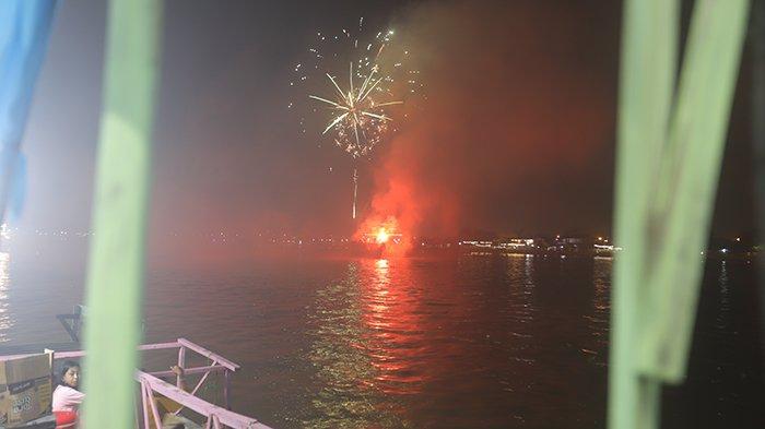 Pesta kembang api yang terlihat meriah di Sungai Kapuas, Pontianak, Kalimantan Barat, Minggu 1 Mei 2022 malam. Kembang api dinyalakan dari atas kapal yang mengarungi Sungai Kapuas. TRIBUN PONTIANAK/DESTRIADI YUNAS JUMASANI