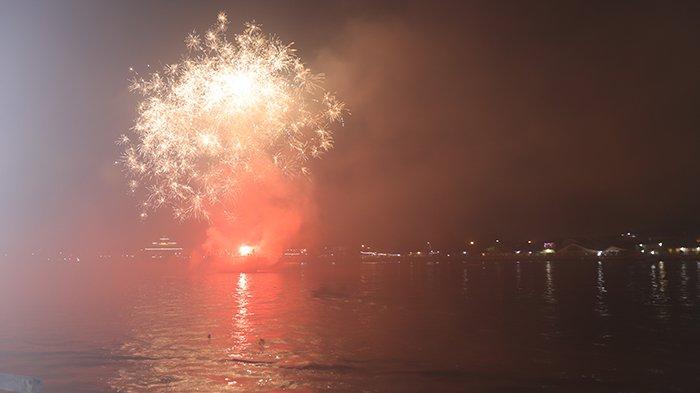 Pesta kembang api yang terlihat meriah di Sungai Kapuas, Pontianak, Kalimantan Barat, Minggu 1 Mei 2022 malam. Kembang api dinyalakan dari atas kapal yang mengarungi Sungai Kapuas. TRIBUN PONTIANAK/DESTRIADI YUNAS JUMASANI