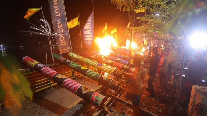 Perwakilan etnis Tionghoa dan Dayak dengan pakaian adat masing-masing bersama Bala' Komando Persatuan Forum Komunikasi Pemuda Melayu (PFKPM) menghidupan meriam di waterfront Gang Landak, Jalan Tanjungpura, Pontianak, Kalimantan Barat, Minggu 1 Mei 2022. Diharpakan hubungan antar etnis dan agama di Kota Pontianak khususnya dapar tetap terjaga dan harmonis. TRIBUN PONTIANAK/DESTRIADI YUNAS JUMASANI