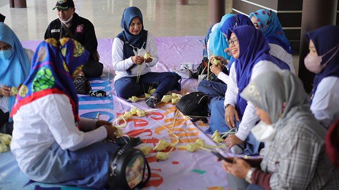 Sejumlah ibu-ibu belajar bersama membuat ketupat di Museum Provinsi Kalimantan Barat, Jalan Ahmad Yani, Pontianak, Kalimantan Barat, Rabu 23 Maret 2022. Kegiatan ini diadakan oleh Museum Kalimantan Barat sebagai upaya melestarikan kebudayaan tradisional Kalimantan Barat. TRIBUN PONTIANAK/DESTRIADI YUNAS JUMASAN