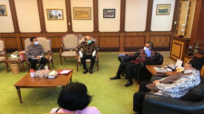 Dewan Kehormatan sekaligus Ketua Umum YBS Pontianak, Lo Cun Hong, Dewan Pengawas, Haji Aryanto, Ketua Bidang Peranan Wanita sekaligus Ketua Perwati Pontianak, Linda Ango berbincang dengan Gubernur Kalimantan Barat, Sutarmidji, di Kantor Gubernur Kalimantan Barat, Pontianak, Kamis, 5 November 2020.