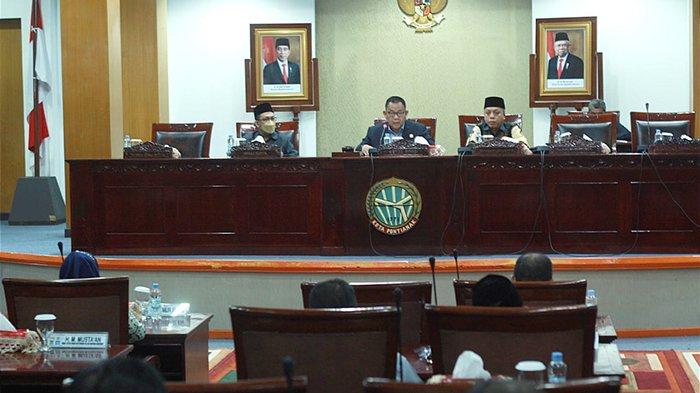 DPRD Kota Pontianak menggelar rapat paripurna tentang pandangan umum fraksi-fraksi DPRD Kota Pontianak terhadap Pidato Walikota Pontianak tentang penyampaian Rancangan Peraturan Daerah Kota Pontianak tentang Perubahan APBD Tahun 2022, di ruang Rapat Paripurna DPRD Kota Pontianak, Kalimantan Barat, Selasa 2 Agustus 2022.