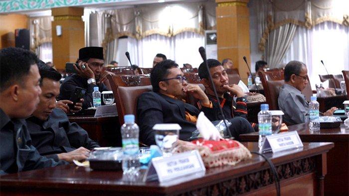 DPRD Kota Pontianak menggelar rapat paripurna tentang pandangan umum fraksi-fraksi DPRD Kota Pontianak terhadap Pidato Walikota Pontianak tentang penyampaian Rancangan Peraturan Daerah Kota Pontianak tentang Perubahan APBD Tahun 2022, di ruang Rapat Paripurna DPRD Kota Pontianak, Kalimantan Barat, Selasa 2 Agustus 2022.