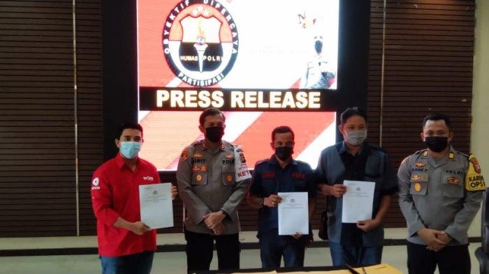 Kapolres Melawi, AKBP Sigit Eliyanto Nurharjanto,S.I.K yang didampingi Kabag Ops Polres Melawi, AKP Aang Permana fto bersama setelah menandatangani Memorandum of Understanding (MoU) dengan awak media di Aula Tri Brata Mapolres Melawi, Jumat 19 Maret 2021