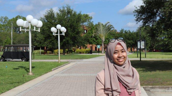 KAMPUS - Penulis, Endah Setya Ningsih, di depan University of Central Florida, Amerika Serikat.