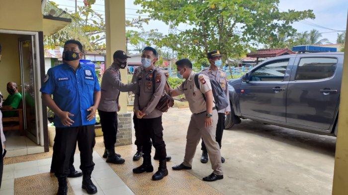 Ketua Tim Puslitbang Polri, AKBP Dr Endro Sulaksono S Kom M Si lakukan kunjungan penelitian ke Polsek Sungai Kakap, Senin 22 Februari 2021.