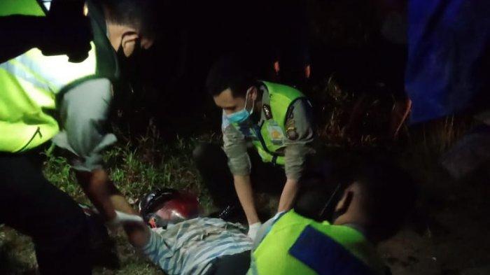 Personel satlantas melakukan evakuasi korban laka lantas di Jalan Raya Sekadau-Sanggau, Desa Ensalang, Rabu 17 Februari 2021
