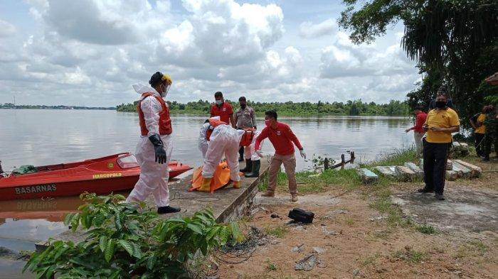 Suasana evakuasi mayat laki-laki yang mengambang ditepian sungai tepatnya di jalan Bintang Mas, Dusun Rasau Kapuas, Desa Rasau Jaya Umum, Kecamatan Rasau Jaya, Kabupaten Kubu Raya, pada Jumat 6 November 2020