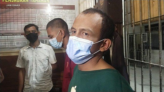 F baju hijau dan M baju merah, dua tahanan yang kabur dan berhasil di tangkap saat diminti keterangan di Polresta Pontianak, Jumat 19 Februari 2021.