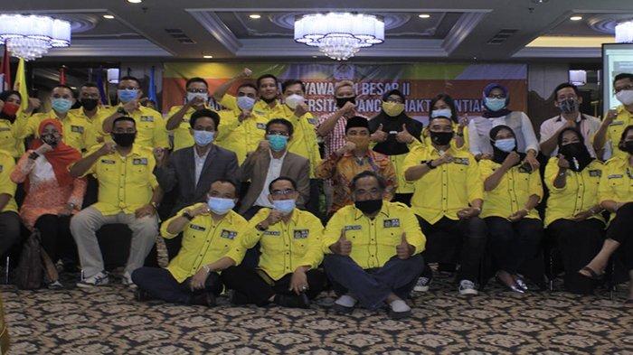 Foto bersama saat Ikatan Alumni Universitas Panca Bhakti Pontianak menggelar Musyawarah Besar ke II, di Hotel Mahkota, Pontianak, Kalbar, Sabtu 16 Januari 2021.