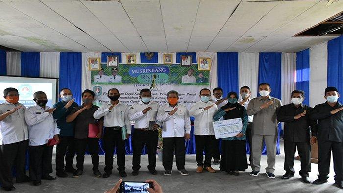 Foto bersama saat pembukaan Pelaksanaan Musyawarah Perencanaan Pembangunan (Musrenbang) Rencana Kerja Pemerintah Daerah (RKPD) tingkat Kecamatan Terentang Tahun 2022, pada Rabu 3 Februari 2021.