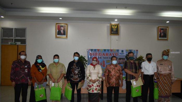 Foto bersama usai Pelaksanaan kegiatan dalam rangka HUT RS Soedarso ke-44.