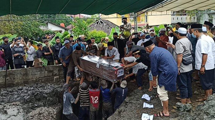 Foto Lima jenazah warga Kota Pontianak yang menjadi korban tragedi pesawat Sriwijaya Air dengan nomor penerbangan SJ 182 tiba di Pontianak, Minggu 24 Januari 2021 pagi. Oki