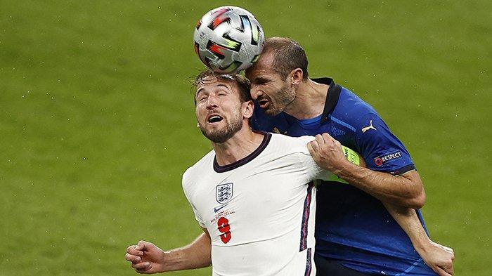 FINAL EURO - Bek Italia Giorgio Chiellini (kanan) berebut bola dengan penyerang Inggris Harry Kane selama pertandingan final UEFA EURO 2020 antara Italia vs Inggris, di Stadion Wembley London, Inggris, Senin 12 Juli 2021 dini hari WIB. Inggris unggul 0-1 pada babak pertama.