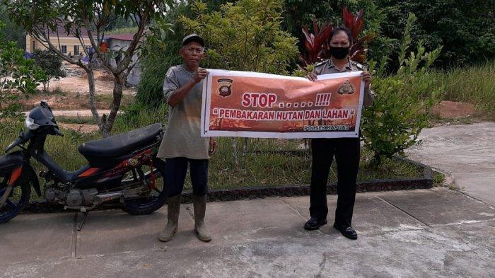 Upaya mencegah terjadinya Kebakaran Hutan dan Lahan (Karhutla) terus dilakukan oleh Bhabinkamtibmas Kelurahan Tanjung Kapuas Bripka Saprin Gunawan dengan memberikan imbauan serta sosialisasikan pencegahan Karhutla dengan menggunakan Banner kepada warga Desa Tanjung Kapuas Kecamatan Kapuas, Senin 1 Maret 2021