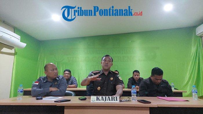 Kajari Pontianak Wahyudi di dampingi Kasi Intel Rudi Astanto rilis kasus Tipikor Proyek IPAL Lindi kota Pontianak pada kamis 8 Desember 2022, kedua tersangka saat dibawa untuk dilakukan penahanan ke Rutan Pontianak.(Hadi)