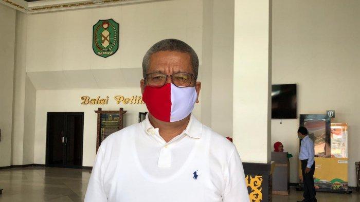 Kadiskes Kalbar Harisson menghadiri penyerahan masker secara simbolis oleh Gubernur Sutarmidji kepada Ketua PKK Provinsi Kalbar dalam acara Gebrak Masker di Balai Petitih Kantor Gubernur Kalbar, Senin (17/8/2020).