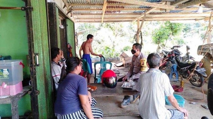 Bhabinkamtibmas Desa Engkode, Polsek Mukok Bripka HR. Siahaan berkunjung ke rumah warga binaannya untuk sekedar menyapa dan menyampaikan himbauan tentang keamanan ketertiban di masyarakat serta perlunya penerapan Protokol kesehatan dalam kehidupan sehari-hari di masa masih pandemi Covid-19, Kamis (21/1).