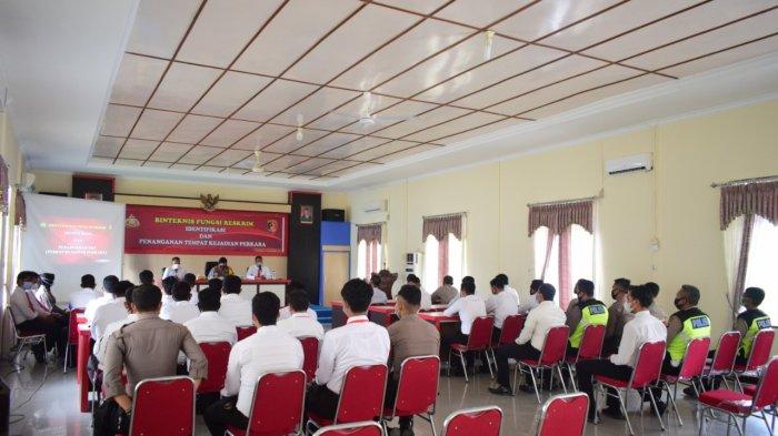 Suasana kegiatan binteknis mengenai identifikasi dan penanganan tempat kejadian perkara (TKP) yang diselenggarakan Sat Reskrim Polres Sekadau, Senin 22 Februari 2021.