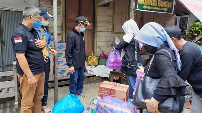 Aksi solidaritas pengumpulan dan penyaluran bantuan bagi korban banjir di wilayah Kalsel yang dilakukan oleh Ikatan Keluarga Kalimantan Barat (IKKB) di Kalimantan Selatan.