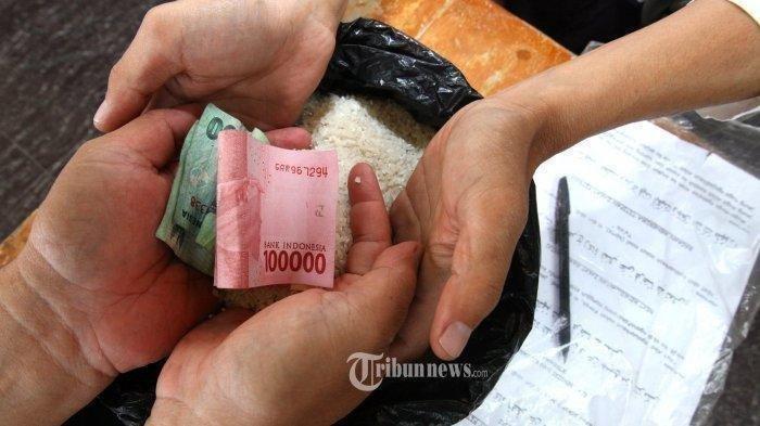 Ilustrasi menunaikan zakat fitrah di bulan Ramadhan.
