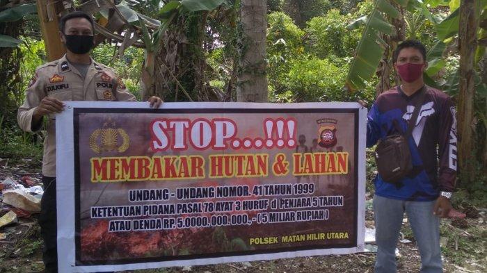 Anggota Polsek Matan Hilir Utara Aipda Zulkifli saat melaksanakan Patroli dialogis menyampaikan imbauan imbauan terkait larangan melakukan pembakaran hutan dan lahan, Jumat 13 Mei 2022.