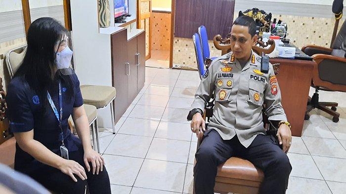 Kabid Humas Polda Kalbar Kombes Jansen Avitus Panjaitan (kanan) berbincang dengan Pemimpin Perusahaan Tribun Pontianak Julia Lorrains (kiri).