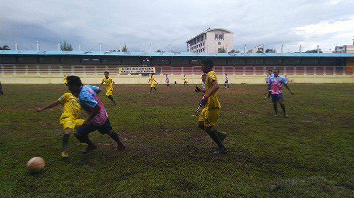 Suasana pertandingan Kancil BBK VS Bank Kalbar di Lapangan Sepak Bola PSP Kebon Sayoek Pontianak. Sabtu (12/9/2020)