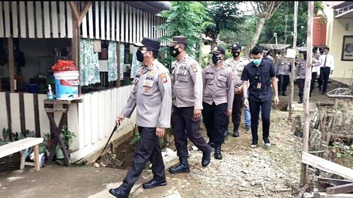 Kapolda Kalbar Irjen Pol Dr. R. Sigid Tri Hardjanto, SH, M.Si didampingi Dir Pol Airud Polda Kalbar Kombespol Benyamin Sapta T, S. IK., M. Si dan wadir lantas Polda kalbar AKBP I Made Pradana,S.IK.,M.H melaksanakan kunjungan kerja ke Wilayah Hukum Polsek Sanggau Ledo, Polres Bengkayang, Sabtu 16 Oktober 2021.