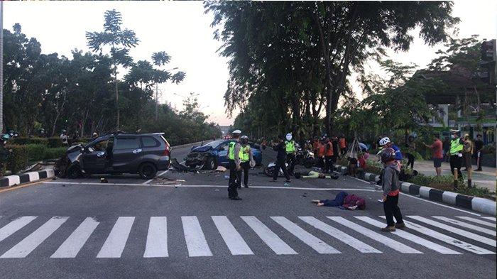 Foto-foto akibat kecelakaan beruntun di Jalan Ahmad Yani Pontianak, Kalimantan Barat (Kalbar) tepatnya di kawasan Bundaran Untan, Selasa 15 Juni 2021 pagi WIB.