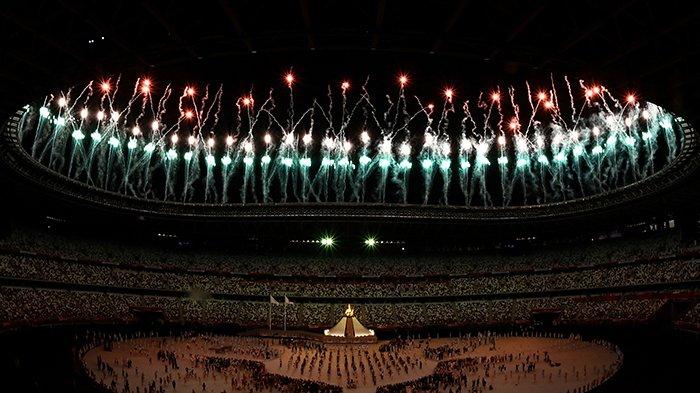 OLIMPIADE - Kembang api di sekitar Stadion Olimpiade Tokyo saat upacara pembukaan Olimpiade Tokyo 2020, Jumat 23 Juli 2021 malam WIB.