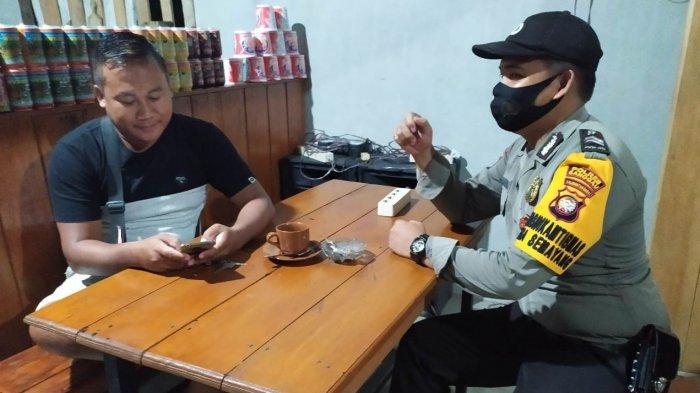 Bhabinkamtibmas Desa Kuala Dua Polsek Kembayan Briptu Angga Jaya Mahendra melaksanakan kegiatan sambang dengan warga di desa binaannya, Minggu 28 Februari 2021 malam