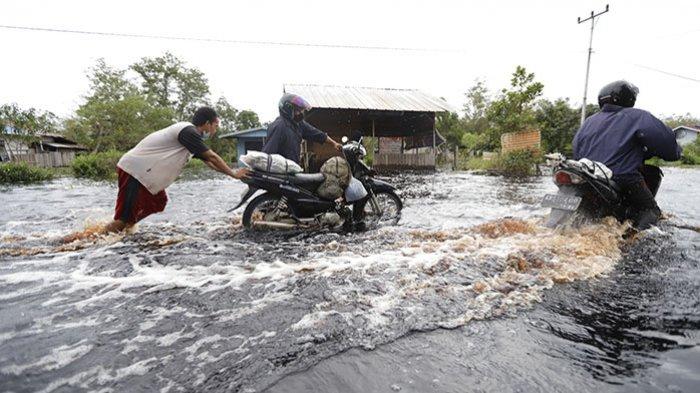Sejumlah kendaraan melintasi banjir yang menutupi Jalan Trans Kalimantan, di Dusun Tapah, Desa Pancaroba, Kecamatan Sungai Ambawang, Kabupaten Kubu Raya, Kalimantan Barat, Jumat 27 November 2020. Warga berharap Pemerintah dapat segera memberikan bantuan, karena masyarakat yang mata pencarian utamanya sebagai penoreh karet sudah tidak dapat bekerja selama satu pekan ini.