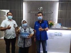 Kepala SMTI Pontianak, Dra.Hj. Sih Parmawati, MM., yang didampingi Wakil Kepala Sekolah Bidang Hubungan Industri, Marwandi, M.Pd., berfoto bersama dalam kunjungan industri dengan Sutedio selaku Direktur PT Mahajaya Plastindo Indonesia dan PT Ocean Medika Indonesia.