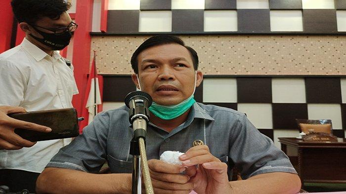 Ketua DPRD Kabupaten Sambas, H Abu Bakar, saat memimpin rapat paripurna pembahasan dua Rancangan Peraturan Daerah (Raperda) Inisiatif DPRD Kabupaten Sambas, Rabu 7 April 2021.