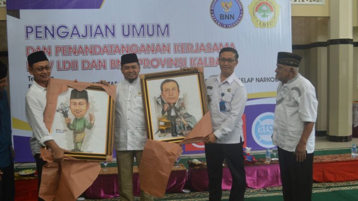 Ketua DPW LDII Kalbar Susanto menyerahkan cinderamata kepada Kepala BNNP Brigjen Nasrullah dan Wawako Pontianak Edi R Kamtono, Minggu (29/10/2017).